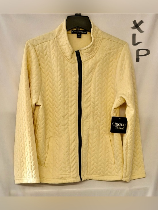 Onque Casuals Jackets & Blazers - Onque Casuals Women's Cream Quilted Bomber Jacket with Black Zip
